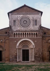 Ansicht der Fassade der Kirche San Pietro (ca. 1250, restauriert 1870) Tuscania, Italien