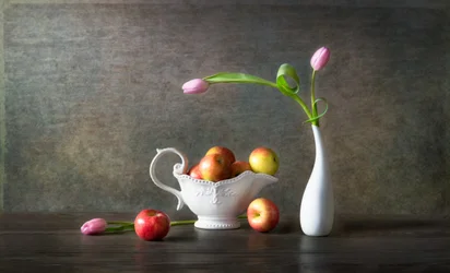 Elegante Äpfel und Tulpen