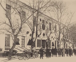 Malevich und Schüler der Kunstschule dekorieren die Weißen Kasernen in Witebsk, Dezember 1919