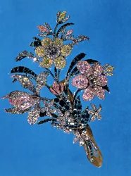 Brosche in Form eines großen Straußes mit Brillantschliff-Diamanten und Smaragden, ca. 1760 (Gold, Silber, Diamanten und Smaragde)