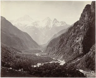 Blick auf ein Tal und die Gipfel des Srikanta, Indien