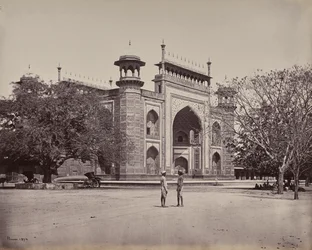 Agra. Das Tor zu den Gärten rund um das Taj Mahal