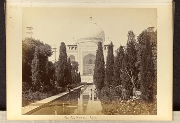Agra: das Taj Mahal, vom Brunnen aus gesehen