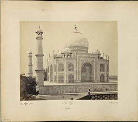 Agra; der Taj Mahal, von der Ecke des Hofes aus gesehen