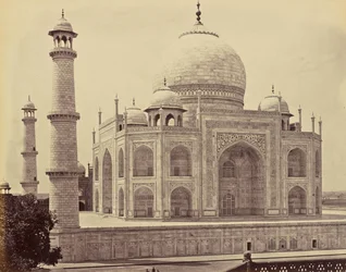 Agra; das Taj Mahal von der Ecke des Innenhofs aus