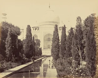 Agra: Das Taj Mahal, vom Springbrunnen aus gesehen