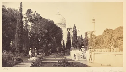 Agra; der Taj Mahal, vom Weg nahe dem Springbrunnen aus gesehen