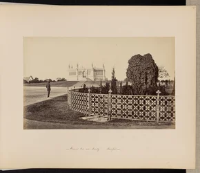 Cawnpore; Das Denkmalbrunnen von Süden, mit der großen Elefantenranke