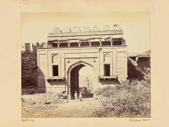 Futtypore Sikri; Der Elefantenturm, gesehen durch das Elefantentor