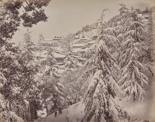 Shimla. Blick von Mount Jakko auf die Kirche nach Westen mit einem Teil der Mall im Winter