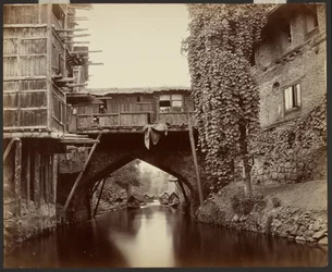 Srinuggur: Eine Brücke über den Marqual-Kanal