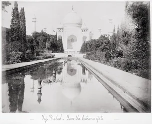 Das Taj Mahal vom Eingangstor aus