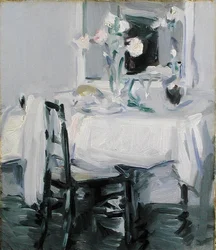 Ein Interieur mit Rosen in einer Vase auf einem Tisch
