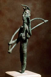 Nuragische Kultur (Nuraghi) Sardinien: Bronze-Statue eines Bogenschützen. 8.-7. Jahrhundert v. Chr. Cagliari, Museo Nazionale Archeologico, Sardinien, Italien