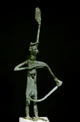 Nuragische Kultur (Nuraghen) Sardinien: Bronzestatuette eines Bogenschützen. 8.-7. Jahrhundert v. Chr. Cagliari, Museo Nazionale Archeologico, Sardinien, Italien