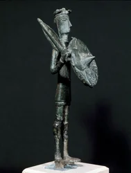 Nuragische Kultur (Nuraghi) Sardinien: Bronzestatue des Teti-Kriegers aus den Arcosu-Bergen. 8.-7. Jahrhundert v. Chr. Cagliari, Museo Nazionale Archeologico, Sardinien, Italien