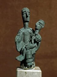Nuragische Kultur (Nuraghi) Sardinien: Bronze-Statuette der Muttergöttin, die einen toten Krieger stützt. Aus Urzulei nahe Nuoro. 8.-7. Jahrhundert v. Chr. Cagliari, Museo Nazionale Archeologico, Sardinien, Italien