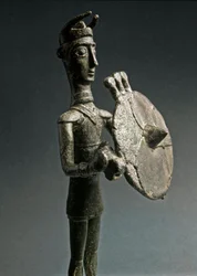 Nuragische Kultur (Nuraghi) Sardinien: Bronzestatuette eines Kriegers mit Schild. 8.-7. Jahrhundert v. Chr. Museo Nazionale Preistorico Etnografico 