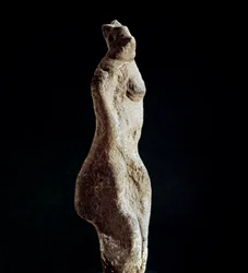 Sardische Nuraghenkultur (Nuraghen): Kalksteinstatuette einer steatopygischen Venus (Form des unteren Rückens) (Venus von Macomer), aus Macomer bei Nuoro. Datierung in die pränuraghische Zeit (25.-18. Jahrhundert v. Chr.), Äneolithikum. Cagliari, Museo