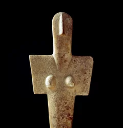 Nuragische Kultur (Nuraghi) Sardinien: Kalkstein-Statuette der Muttergöttin, Idol vom Kykladen-Typ, aus Senorbi (Region Trexenta) aus der pränuragischen Zeit (20. Jahrhundert v. Chr.). Eneolithikum. Cagliari, Museo Nazionale Archeologico, Sardinien, Italie