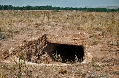 Nuragische Kultur (Nuraghi) Sardinien: Ruinen der pränuragischen Stadt auf der megalithischen Stätte Anghelu Ruju: der zentrale Turm. 20. Jahrhundert v. Chr. Alghero, Sardinien, Italien