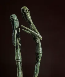 Nuraghenkultur (Nuraghen), sardisch: Skulpturengruppe aus Bronze mit Ringern. 8.-7. Jahrhundert v. Chr. Cagliari, Museo Nazionale Archeologico, Sardinien, Italien