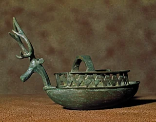 Nuragische Kultur (Nuraghen) Sardinien: Skulptur in Form eines Bootes mit Figuren eines Hirschkopfes in Bronze. 8.-7. Jahrhundert v. Chr.