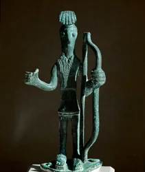 Nuragische Kultur (Nuraghen) Sardinien: Statuette eines Kriegers, der einen Bogen spannt (Speer fehlt) in Bronze. 8.-7. Jahrhundert v. Chr.