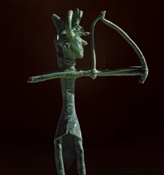 Nuragische Kultur (Nuraghi) Sardinien: Statuette eines Kriegers, der einen Bronzenbogen zieht. 8.-7. Jahrhundert v. Chr. Cagliari, Museo Nazionale Archeologico, Sardinien, Italien