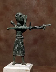 Nuragische Kultur (Nuraghi) Sardinien: Statuette eines Kriegers mit orientalischem Bronzeschurz. 8.-7. Jahrhundert v. Chr. Cagliari, Museo Nazionale Archeologico, Sardinien, Italien