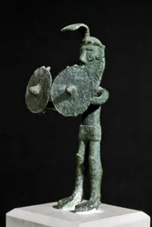 Nuragische Kultur (Nuraghi) Sardinien: Statuette eines dämonischen Wesens mit einem Doppelschild aus Bronze. 8.-7. Jahrhundert v. Chr. Cagliari, Museo Nazionale Archeologico, Sardinien, Italien