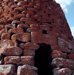 Ansicht des Eingangs des Nuraghe Montecodes (oder Monte Codes) in Macomer