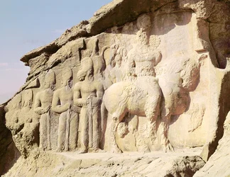 Felsrelief, das Shapur I (AD 241-272) und seine Familie zeigt, die heraldische Embleme auf ihren Hüten tragen