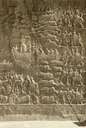 Eine königliche Wildschweinjagd, möglicherweise Khosrow II., der einen Pfeil von einem Boot aus schießt, Relief von der Seite der Aivans, ca. 620