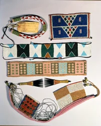 Sammlung von Zulu-Perlenartefakten