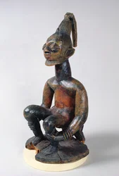 Yoruba-Statue eines sitzenden Häuptlings, Nigeria
