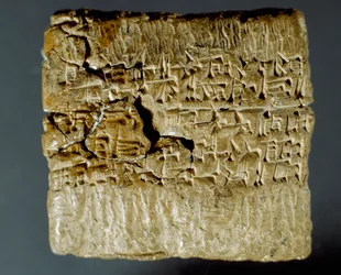 Assyrische Zivilisation: gravierte Schachtel mit Keilschriftzeichen über die Produktion von zwei Silberminen. Istanbul, Archäologisches Museum
