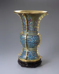 Eine Zun-förmige Vase und Standfuß