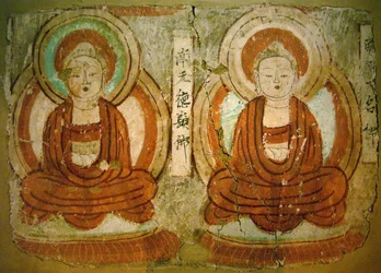 Buddhas gemalt vom 9. Jahrhundert bis zur Zeit des Gaochang-Staates, auf einem Fragment eines Wandgemäldes aus den „Höhlen der Tausend Buddhas“ in Bezeklik, Autonome Region Xinjiang. Fotografie, Seoul National Museum, Republik Korea, 2006.