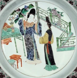Chinesische Kunst: „Zwei elegant gekleidete Frauen“. Keramikteller aus dem 18. Jahrhundert. Paris, Musée Guimet, Nationalmuseum für asiatische Kunst