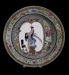Chinesische Kunst: Keramikteller der Rosa Familie, mit Vögeln und Blumen verziert. Qianlong-Regierungszeit (1736-1795). Paris, Musée Guimet, Nationalmuseum für asiatische Kunst