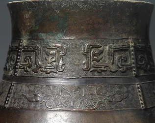 Detail einer Hu-Vase mit Gussdekoration (Detail)