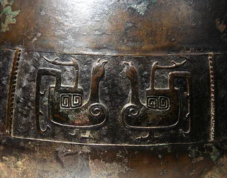 Detail einer Hu-Vase mit Gussdekoration (Detail)