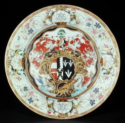 Teller bemalt in Famille-Rose-Emaille im Rokoko-Stil mit den Wappen von Leake Okeover Esq., Kangxi-Periode (1662-1722)