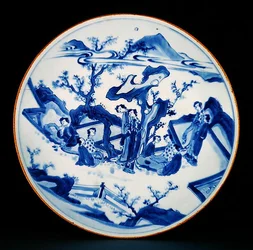 Schale bemalt in Unterglasurblau mit Figuren von Damen, Übergangszeit, ca. 1640