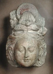 Kopf eines Bodhisattva mit aufwendiger Frisur, aus Tumshuq (Xinjiang) 6.-7. Jahrhundert