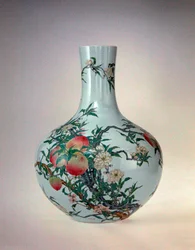 Vase mit Pfirsichen, Qianlong-Periode (1736-95)