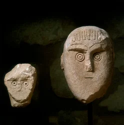 Kegelförmige Köpfe, von einem Grabdenkmal in Daunia