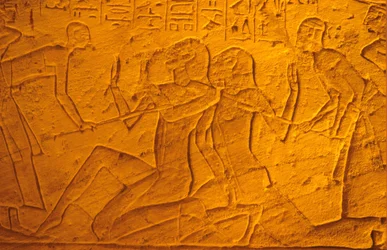 Altes Ägypten, Wandmalerei/-schnitzerei, Hethitische Gefangene werden mit Stöcken geschlagen, Tempel von Ramses II. und Nefertari, Abu Simbel (Foto)