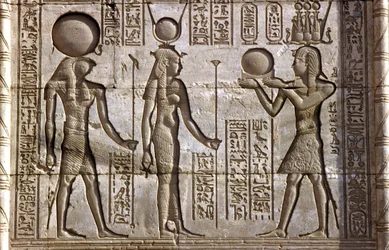Altes Ägypten, Wandmalerei/Schnitzerei, Horus und Isis empfangen eine Opfergabe vom Pharao, Hathor-Tempel, Dendera